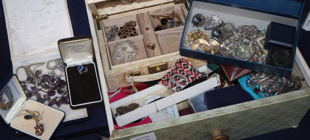 A quantity of assorted costume jewellery including a turquoise set bar brooch